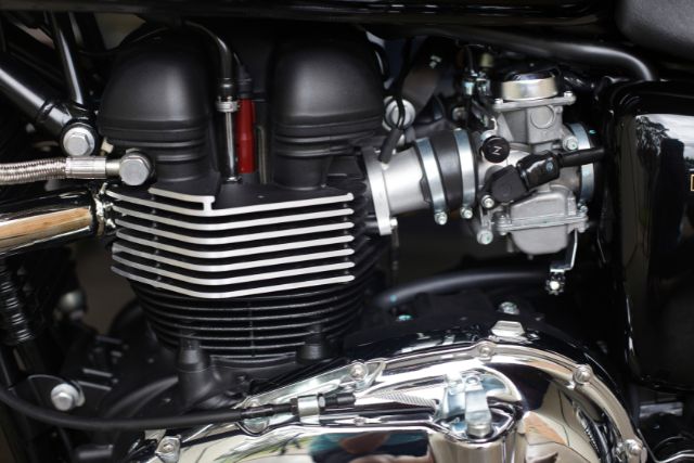 Motorcycle engine and carburetor