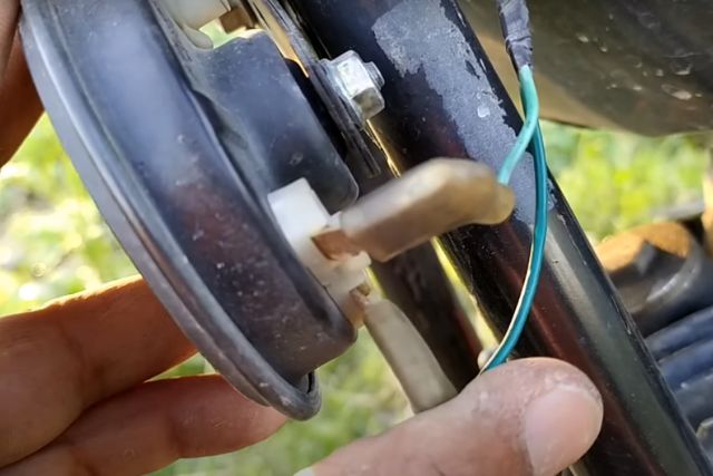 Motorcycle horn with loose wiring