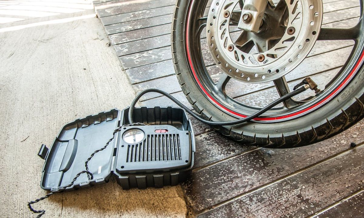 Motorcycle tire pressure check with a PSI meter