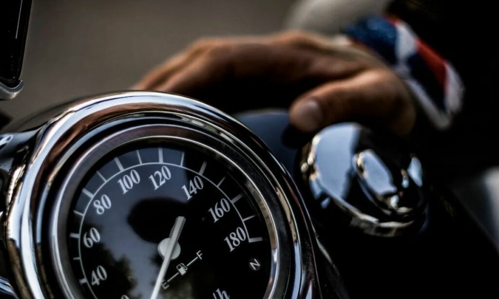 Motorcycle speedometer with neutral gear symbol