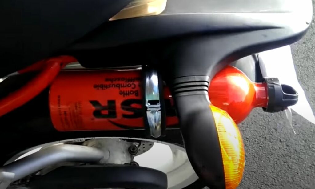 Fuel bottle fitted on a motorcycle