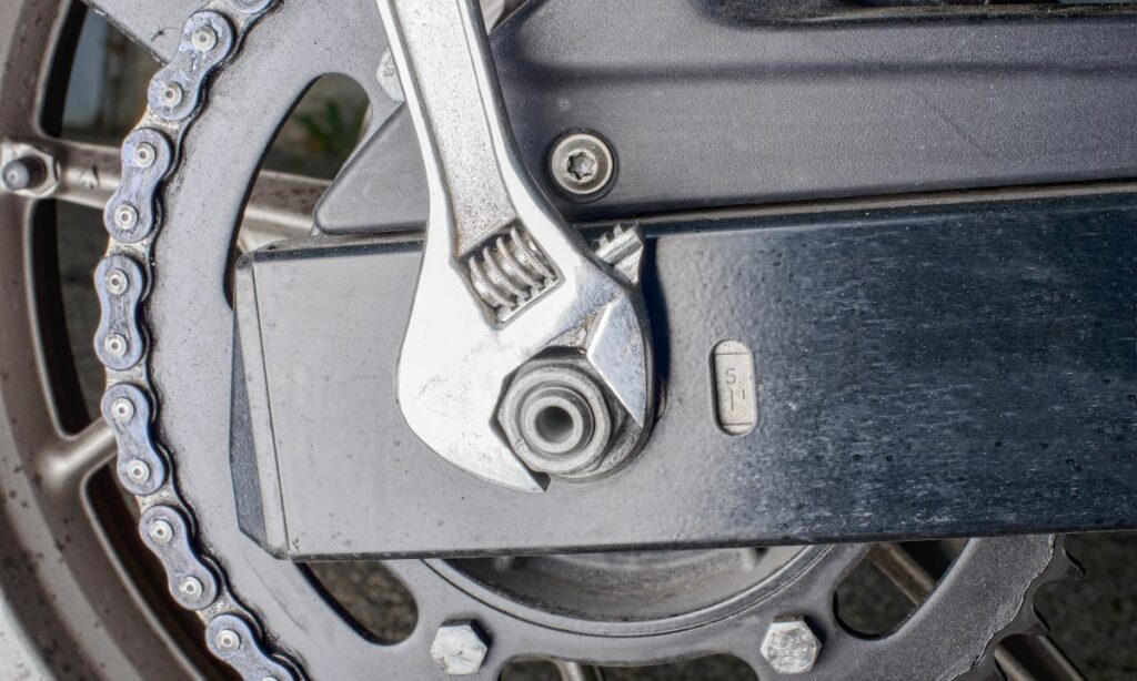 Motorcycle rear axle bolt tightening