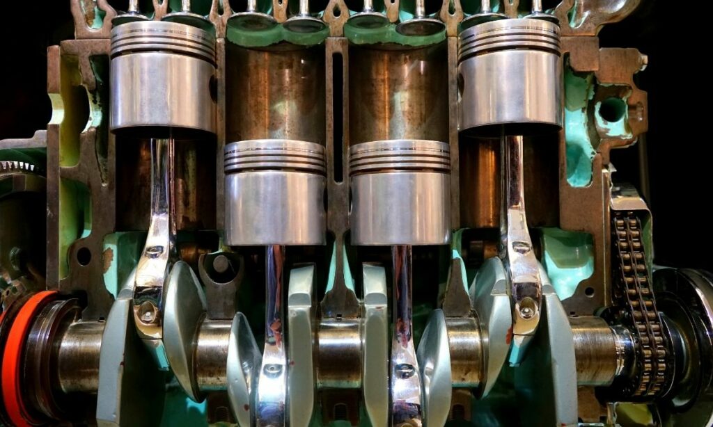 4 engines (with piston and combustion chamber) connected a crankshaft