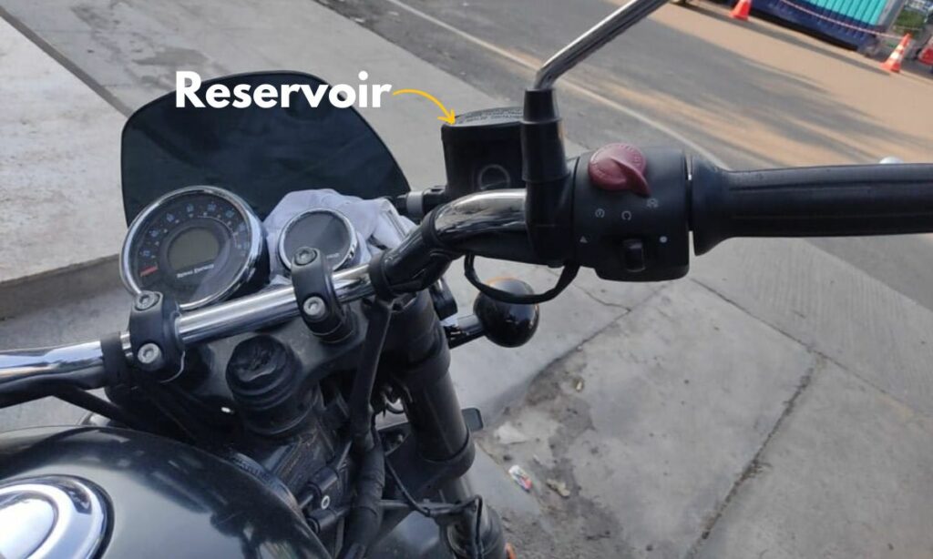 Brake fluid reservoir on the motorcycle