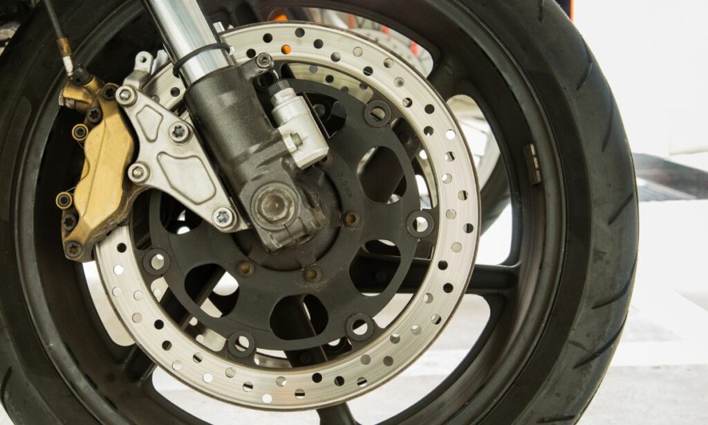 Disc brake and brake caliper on motorcycle front wheel